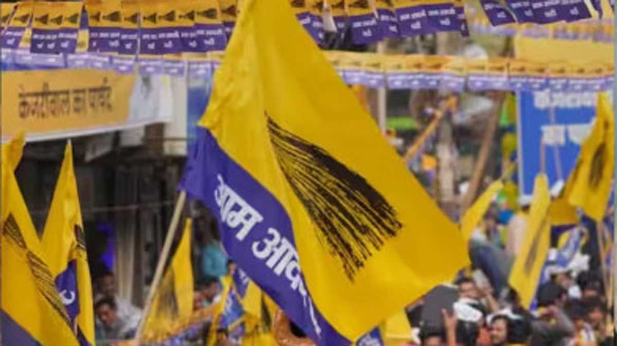 आप ने महाराष्ट्र में भंग की अपनी सभी समितियां